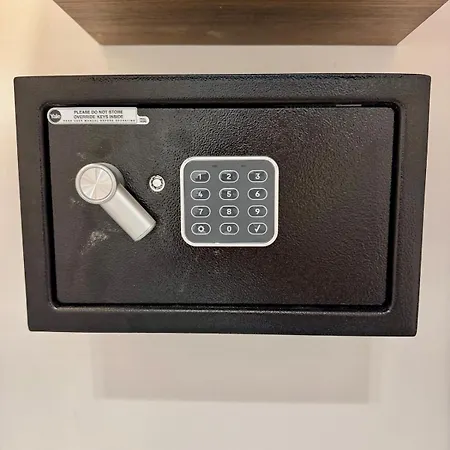 Scala 37 Interno 1, Trastevere, *