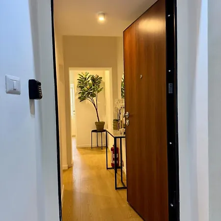 Scala 37 Interno 1, Trastevere,