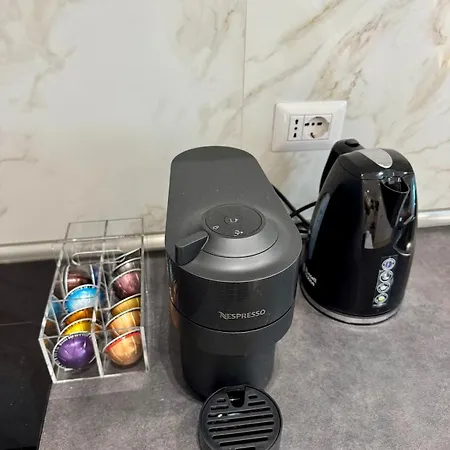 Scala 37 Interno 1, Trastevere, *