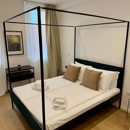 Scala 37 Interno 1, Trastevere, *