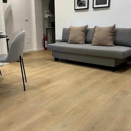 Scala 37 Interno 1, Trastevere, *